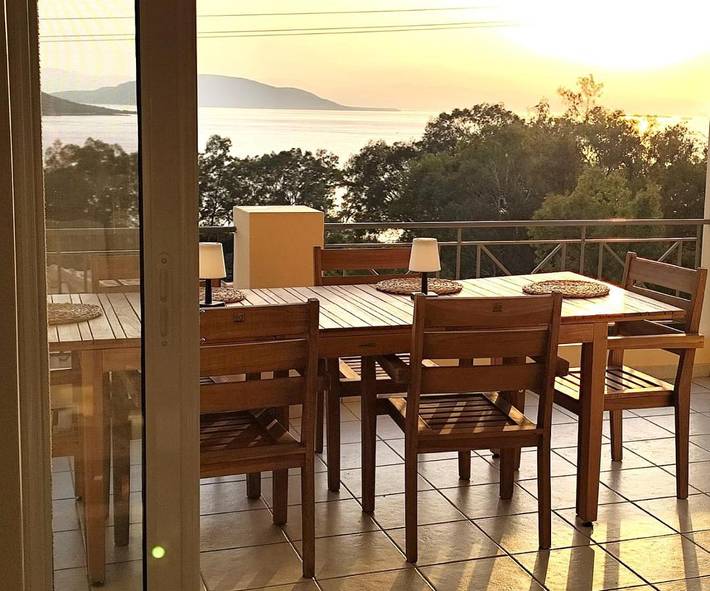 Location de vacances pour 4 personnes, avec Balcon et Terrasse ainsi que Jardin et Vue dans Perdika