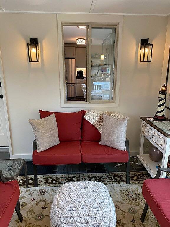 The Rossie Charmer- A 3 bdrm Mystic Getaway- Children 16+ welcome in Mystic, Connecticut