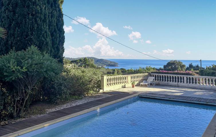 Location de vacances pour 5 personnes, avec jardin ainsi que piscine et terrasse à La Croix-Valmer