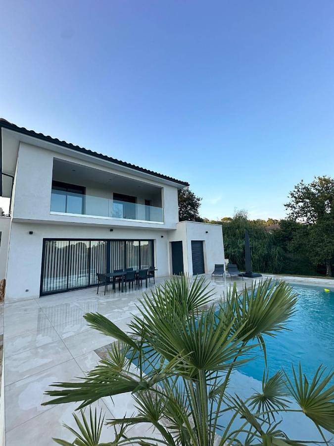 Location de vacances pour 6 personnes, avec piscine et jardin à Mons (Gard)