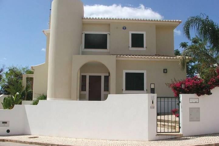 Villa for 12 personer, med have i Lagos