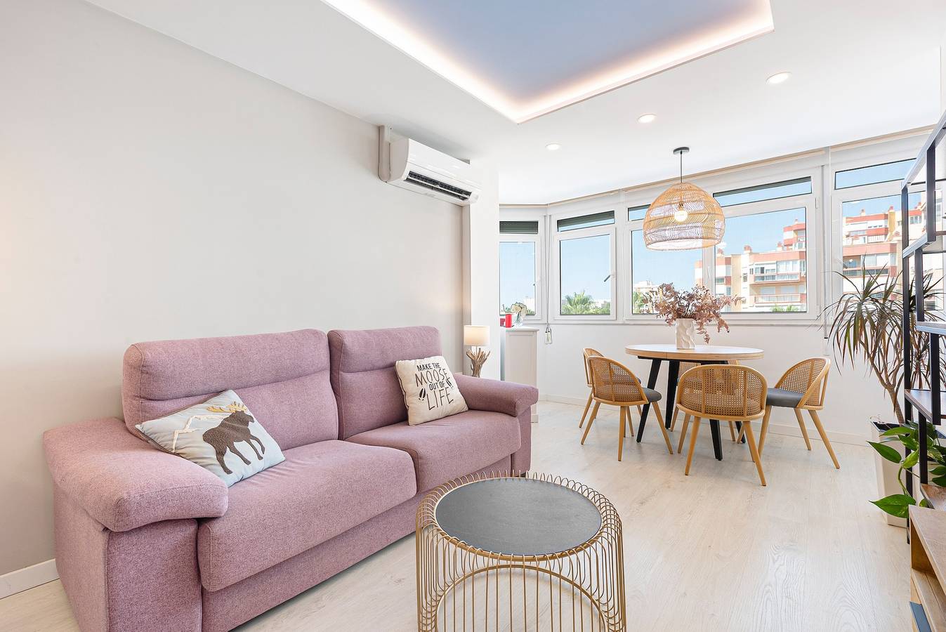 Geheel appartement, Appartement 'Plazamar' met gedeeld zwembad, wifi en airconditioning in Playa de Torre del Mar, Torre del Mar