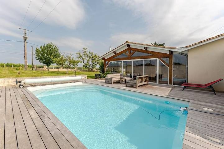 Location de vacances pour 8 personnes, avec jardin ainsi que piscine et vue dans Mourens