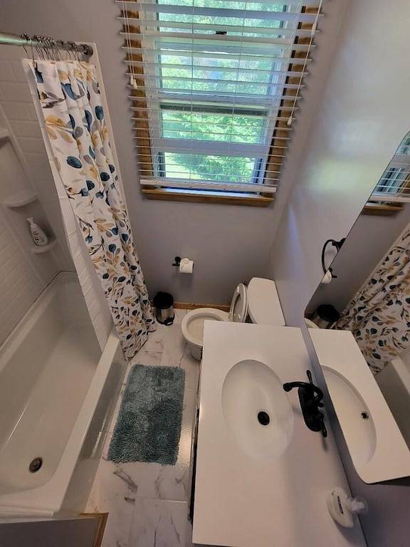 Fabulous vacation home with private deck- Great for Groups. Only blocks to Boone St + Crazy Burger! in Narragansett Pier, Narragansett