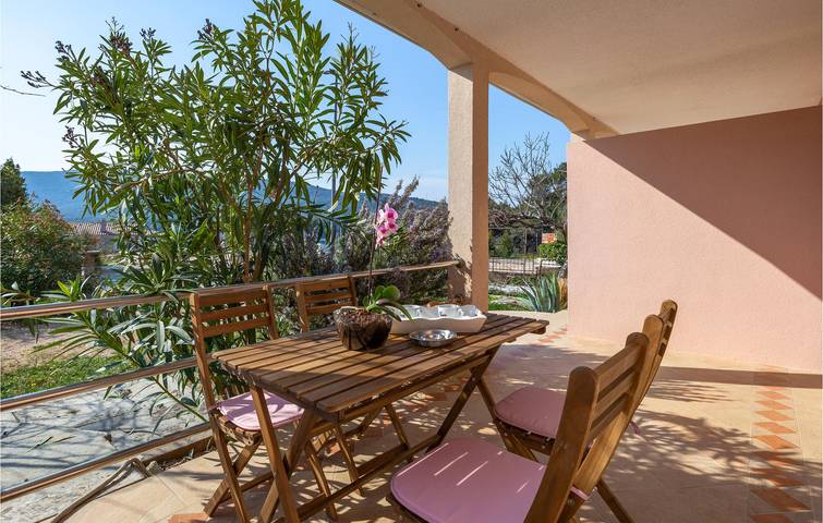 Ganze Ferienwohnung, Modernes Apartment mit Terrasse, 200 m von der Küste und 100 m vom Bistro Melin entfernt in Cres Stadt, Cres