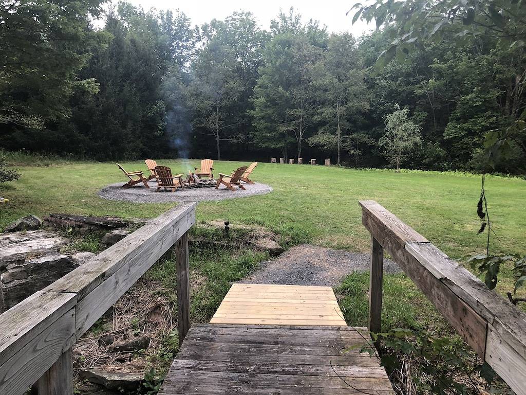 Charming Mountain Retreat Lg Moderne Küche am Strom w Feuergrube in Greene County (NY)