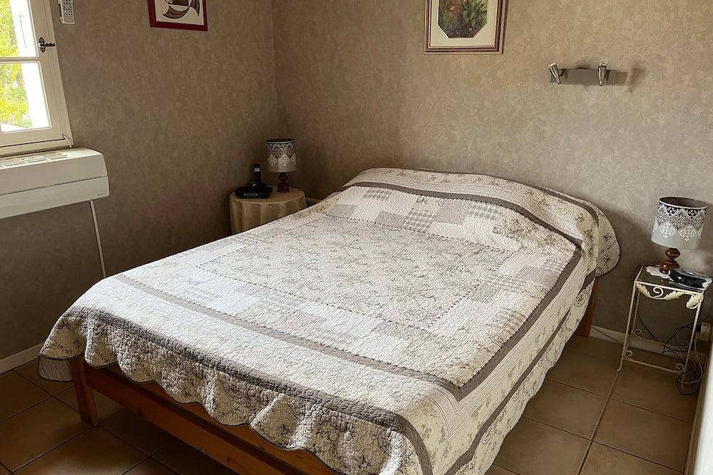 Large charming Provencal villa with swimming pool, 6 bedrooms, classified 4 stars in Rochefort-du-Gard, Nimes region