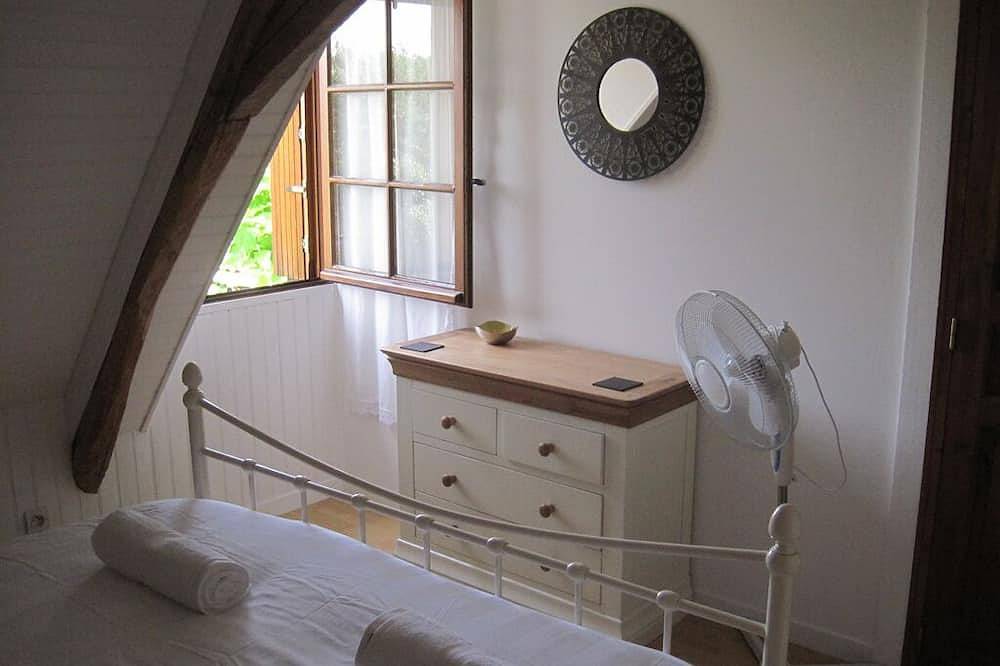 Belle maison avec piscine et printemps, à 15 minutes de l'aéroport, à 10 minutes de la ville de Bergerac in Laveyssière, Périgord Pourpre