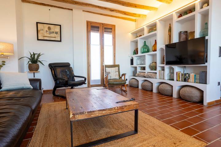 Hel lägenhet, Les Voltes II – Bright 3-Bedroom Apartment with Private Rooftop & Vineyard Views in Barberà de la Conca, Tarragona Provins
