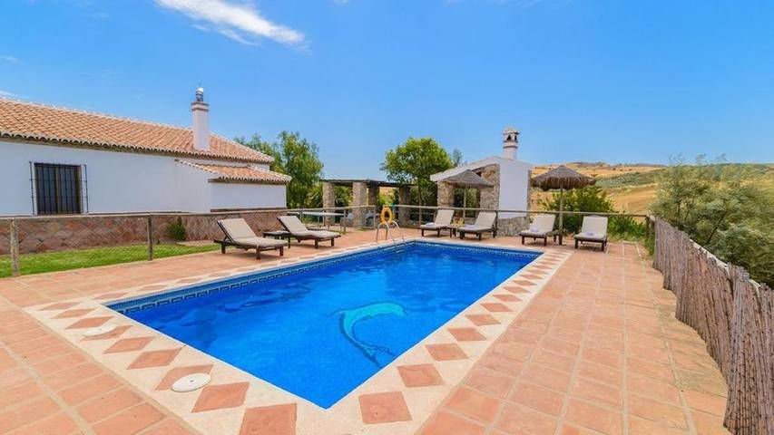 Casa de vacaciones para 9 personas, con jardín además de vistas y piscina, Se admiten mascotas en Antequera