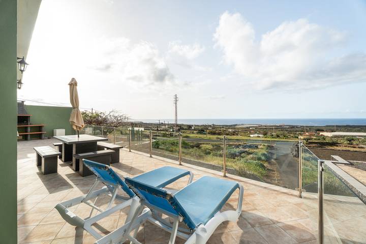 Holiday Home 'Miramar' with Sea View, Private Terrace and Wi-Fi in Frontera, El Hierro