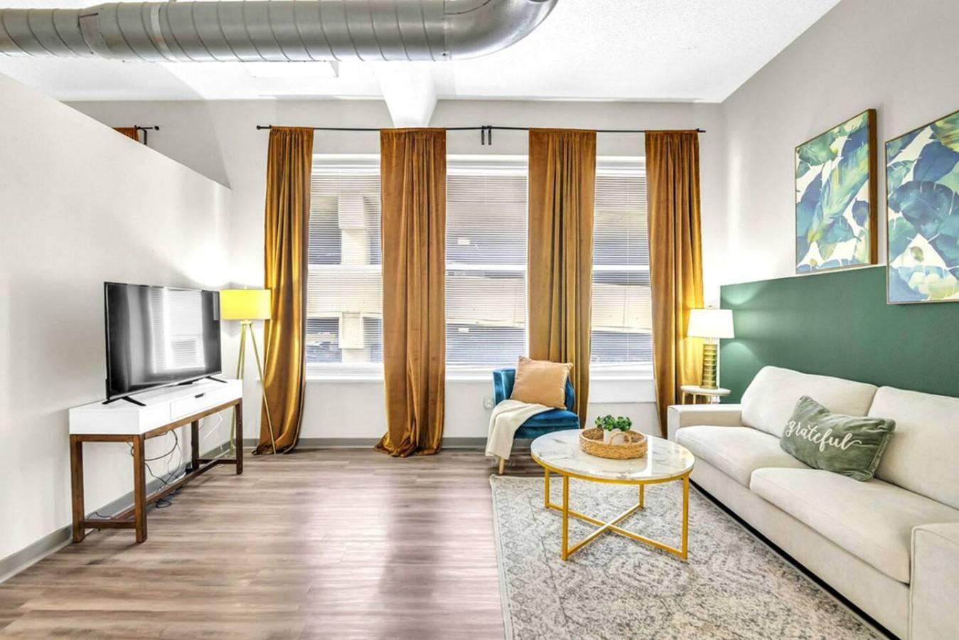 Ganze Wohnung, Cozy Stay, Power & Light Area,Pool w/ Free Parking in Overland Park, Kansas