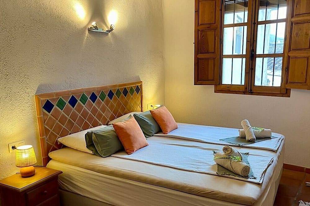 Authentisches Haus mit Grottenpool! Genieße Berge, Natur, Strand und Kultur. in Guájar-Faragüit, Los Guajares