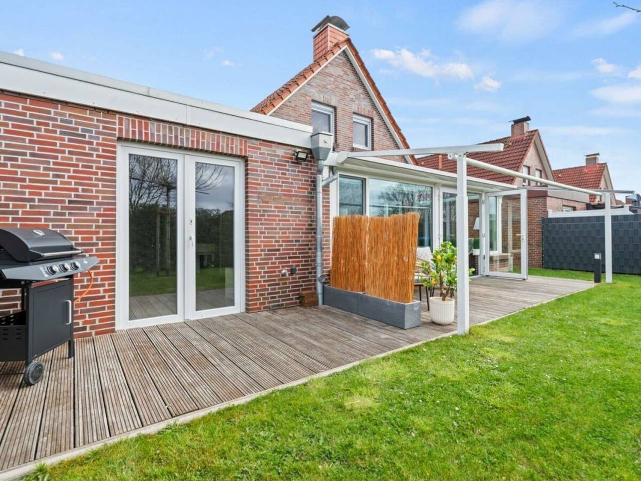 Ganze Wohnung, Ferienhaus in Timmel mit Schwimmbecken in Großefehn, Nordseeküste