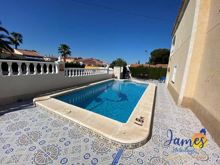 Villa pour 10 personnes, avec Balcon et Terrasse ainsi que Jardin et Piscine à Torrevieja