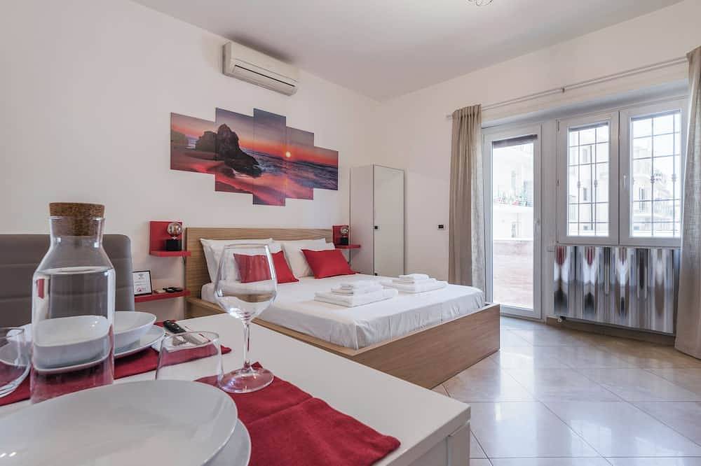 Entire apartment, Apartment with terrace, close to Leonardo da Vinci airport and the sea in Fiumicino, Rome Province