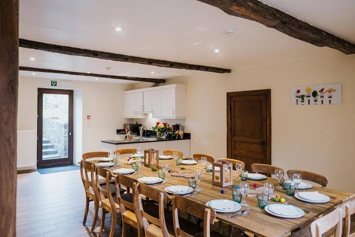 Location de vacances pour 14 personnes, avec jardin et terrasse à Mettet