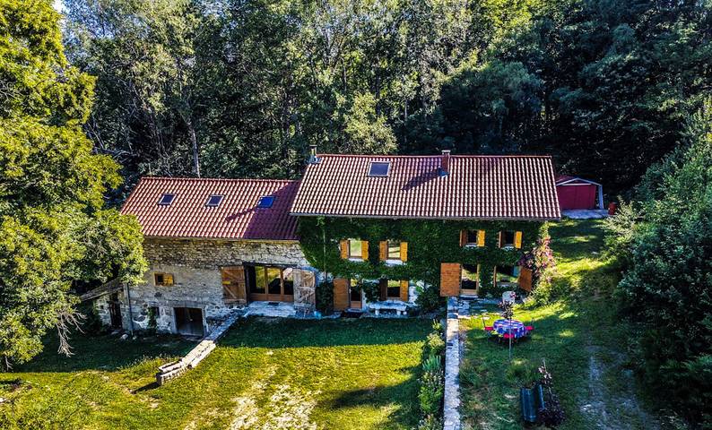 Gîte pour 15 personnes, avec terrasse et jardin, animaux acceptés dans Saint-Pierre-la-Bourlhonne