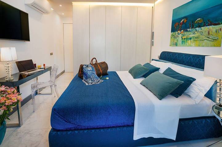Appartamento intero, Appartamento di lusso fronte mare con 2 camere da letto, piscina e parcheggio in Mazzeo, Taormina