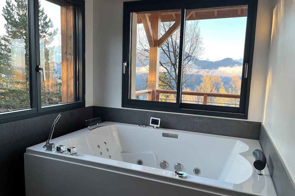 Charming 2-bedroom hotel suites with jacuzzi in welcoming Saint-Apollinaire in Saint-Apollinaire, Écrins National Park