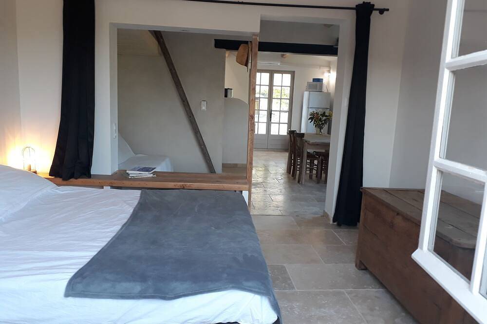 The Little House In the Vines with Pool in Chamaret, Nyons region