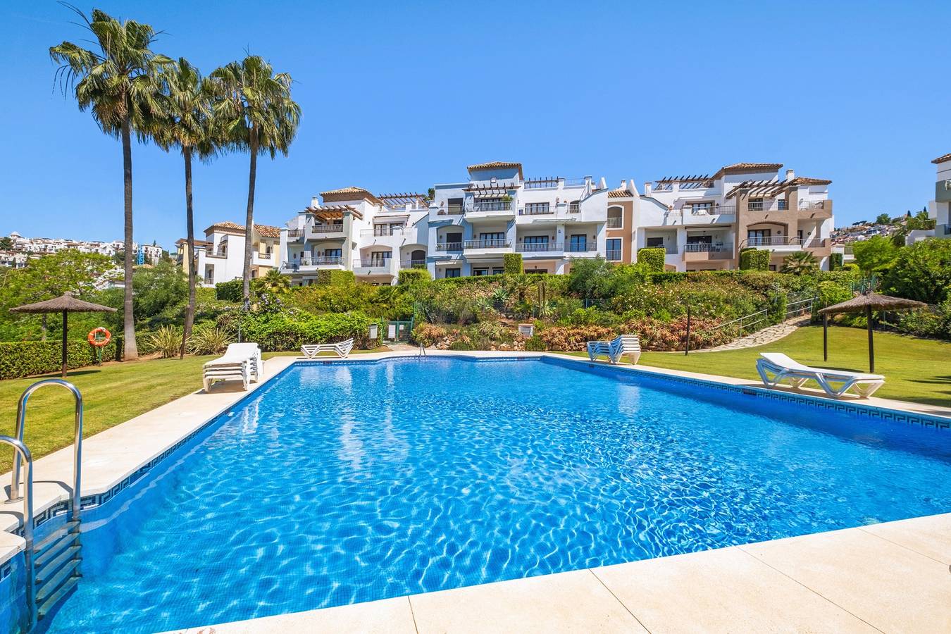 Apartamento entero, Apartamento 'Casa Eva' con piscina compartida, Wi-Fi y aire acondicionado in El Castillo de la Heredia, Benahavís
