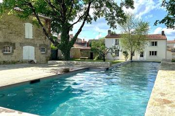 Location de vacances pour 10 personnes, avec terrasse ainsi que piscine et jardin à Vouhé
