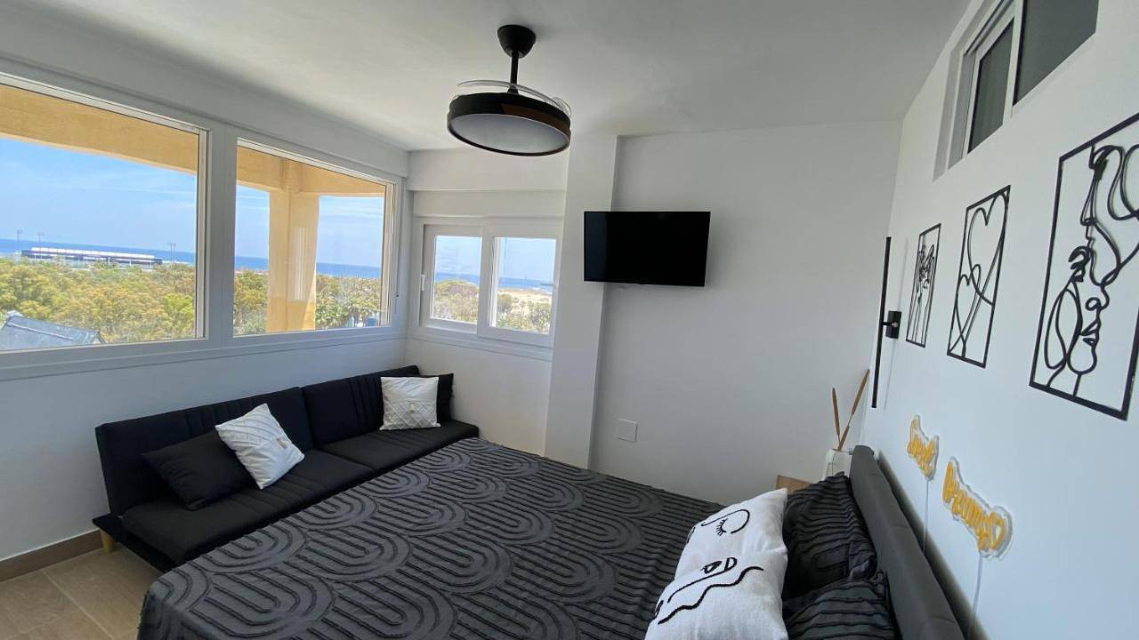 Apartamento entero, The Rock Views Apartments 1 min walking to Gibraltar in La Línea de la Concepción, Costa de la Luz