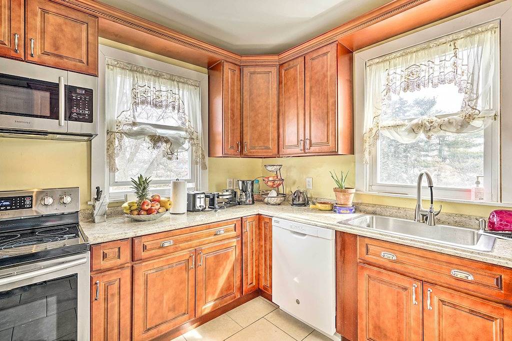 Ganze Wohnung, Long Branch Apartment: 1 Mi to Beach, Pier Village in Long Branch, Monmouth County