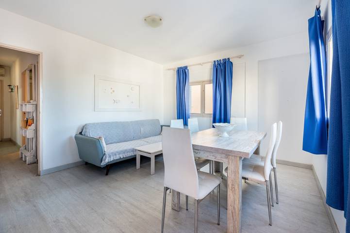 Apartamento entero, Apartamento 'Apartamento Los Hermanos' con Wi-Fi y aire acondicionado in Es Pujols, Formentera