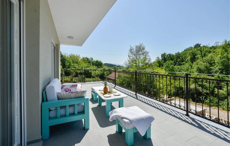 Moderne 170 m² große Ferienwohnung mit Pool, Terrasse und WLAN in Sinj – 1 km vom Zentrum entfernt in Sinj, Dalmatinisches Zagora