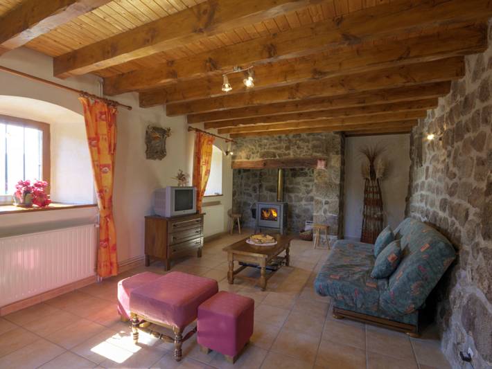 Charmantes Ferienhaus mit Kamin, WLAN inklusive in Burdignes, Regionaler Naturpark Pilat