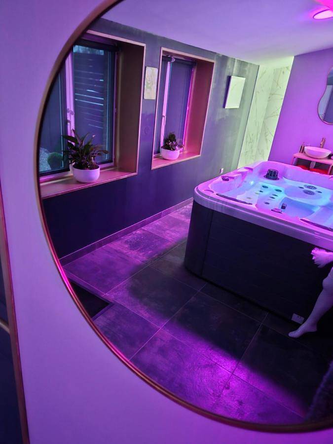 Hôtel pour 2 personnes, avec Jacuzzi ainsi que Terrasse et Jardin à Aubers