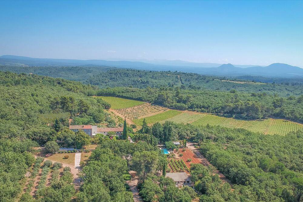 Lovely gite on a vineyard. large swimming pool, very peaceful in Saint-Maximin-la-Sainte-Baume, Brignoles region