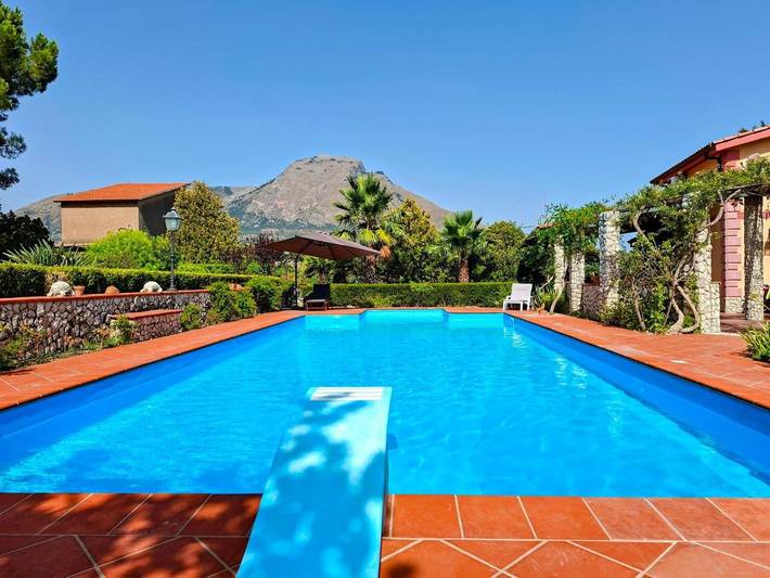 Villa per 6 persone, con piscina e panorama nonché giardino, con animali domestici in Termini Imerese