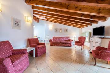 Holiday Rental for 7 People in San Felice del Benaco, Lake Garda, Photo 4