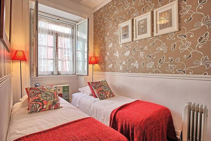 Entire apartment, Terrace & River View | Alfama | AC | Sleeps 6 | 3 Beds 2 Baths | Panteao in São Vicente de Fora, São Vicente (Lisbon)