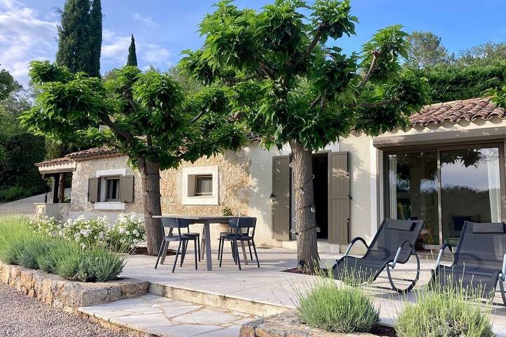 Gîte pour 4 personnes, avec piscine ainsi que jacuzzi et terrasse