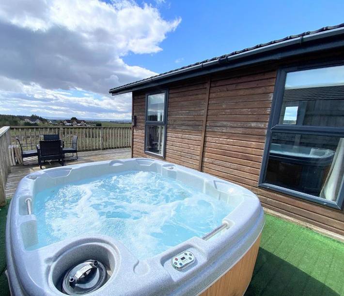 Chalet für 6 Personen, mit Whirlpool und Terrasse sowie Garten - 1