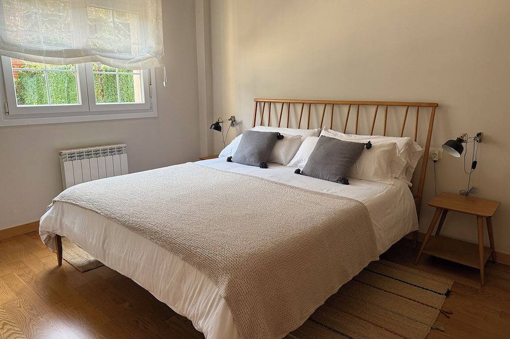 Entire apartment, 2-bedroom apartment with garden & parking in Urkizaur, Bakio