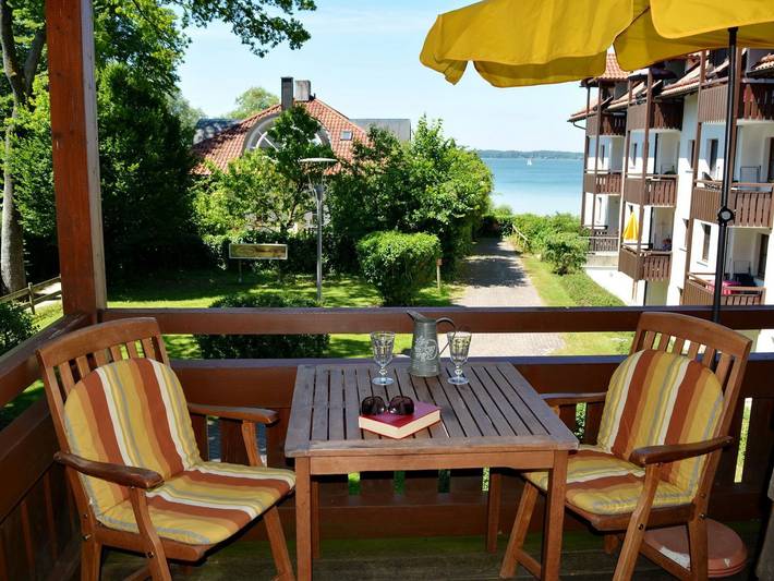Ferienwohnung für 4 Personen, mit Seeblick und Sauna sowie Balkon, kinderfreundlich in Chieming