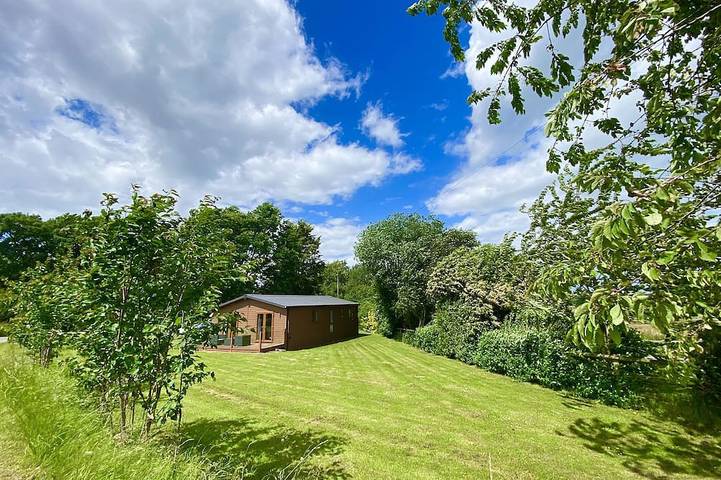 Holiday rental for 4 people, with garden and balcony as well as hot tub in Cheshire