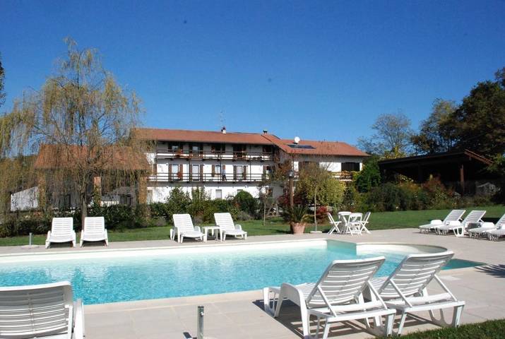 Agriturismo per 2 persone, con Balcone e Terrazza nonché Giardino e Piscina in Provincia di Novara
