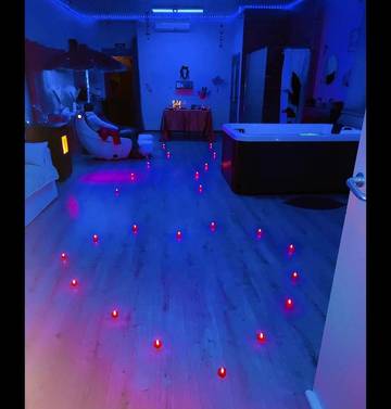 Gîte pour 2 personnes, avec jacuzzi ainsi que terrasse et sauna à La Louvière