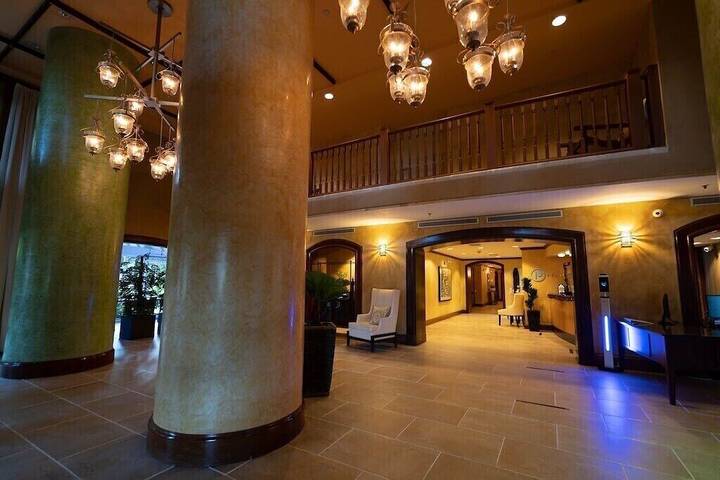 Vacation rental for 4 people, with sauna and pool as well as balcony and hot tub in Coconut Grove