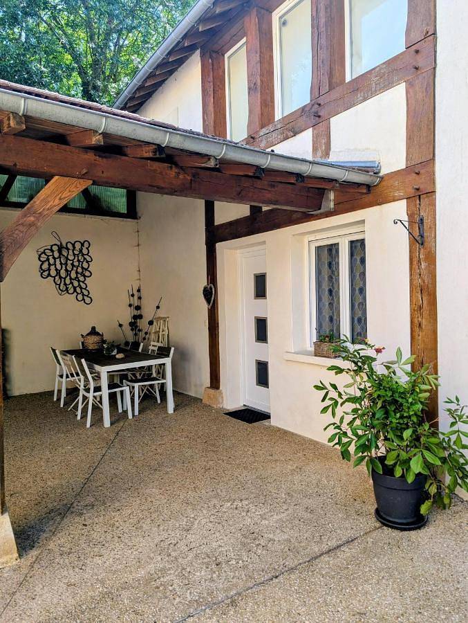 Location de vacances pour 5 personnes, avec Terrasse ainsi que Jardin et Vue à Chablis - 2