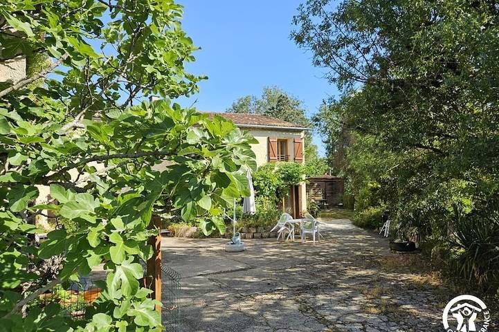 Location de vacances pour 4 personnes, avec Jardin et Piscine à Taïx