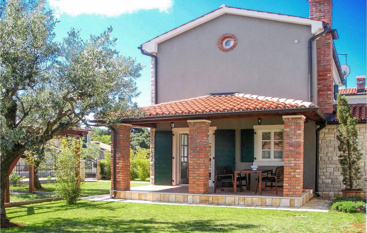 Charmante 2-Zimmer-Wohnung mit Pool, WLAN und Parkplatz in der Nähe von Kadumi in Grad Poreč, Porec und Umgebung