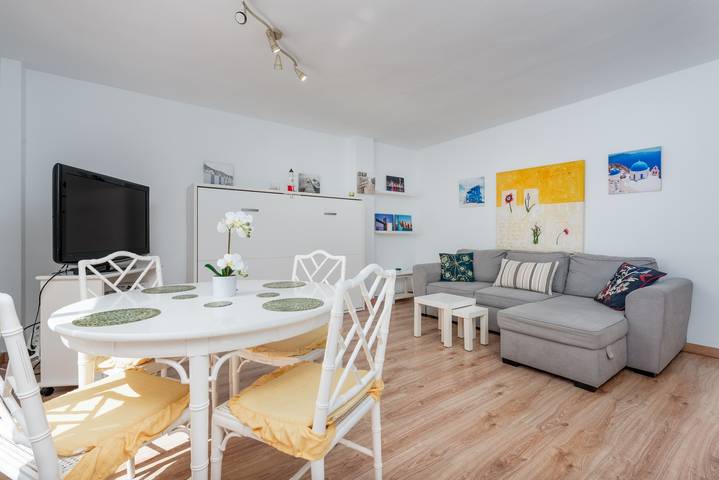 Apartamento entero, Apartamento 'Manilva Home' con vistas a la montaña, Wi-Fi y aire acondicionado. in San Luis de Sabinillas, Manilva