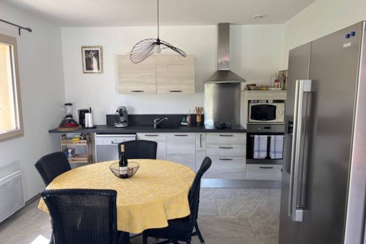 Location de vacances pour 4 personnes, avec jardin ainsi que piscine et terrasse, adapté aux familles à Lacoste - 4